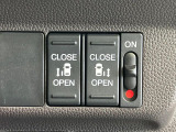 【両側パワースライドドア】スマートキーや運転席のスイッチで後席両側スライドドアの開閉が可能♪電動だから力を入れてドアを開ける必要が無く、小さなお子様でも簡単に開け閉めでき快適です♪