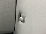 【フック】フックの用途は様々。手荷物のバッグや買い物袋、ビニール袋をぶら下げてゴミ箱にしても良いですね♪