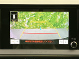 画面には車両後方の映像と進路の目安が表示され、駐車時の周囲確認をサポートします。画面内の案内を参考にしながら、車庫入れや駐車場での操作にお役立ていただけます。