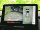 後方の映像に加え、車両周辺を上から捉えた表示も確認できます。画面の目安線を参考に周囲を確かめられ、駐車や切り返しの際の安全確認をサポートします。