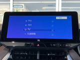 FM・AM・TVなどの選択項目が画面に一覧表示され、使いたい音源を選びやすい構成です。項目が整理されて見やすく、日常の移動中も目的のメニューを確認しやすいです。