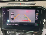 ギアをリバースに入れると車両後方の映像を映し出します。画面にはガイドラインが表示され、車庫入れや縦列駐車などの際に安全確認をサポートします。