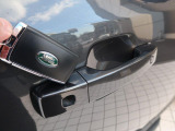 【キーレスエントリー】バッグやポケットからキーを取り出すことなく車にアクセスして、ロックとアラームを設定できます。 毎日の利便性をさらに高める機能です。