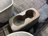 センターコンソールトレイ前部にはカップホルダーが二つ。