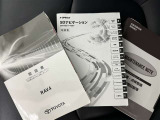 メンテナンスノート、取扱説明書です。 その車の整備記録が事細やかに記録されています。 車が生まれてから今までどのような道を歩んできたのか判るとても重要な物ですよ。