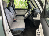 明るい色合いのシートとドアまわりで、運転席・助手席ともにすっきりした印象です。前方や側方の視界を確保しやすい室内で、乗り降りの際も開放感があります。座り心地はぜひ店頭でお確かめください。