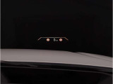 【ヘッドアップディスプレイ】現在の車速表示や目的地へのルート案内やメディア関連のリストを表示する事が可能です。視線移動を減らす事によりドライブに集中して頂けます。