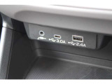 インパネ下方にナビ通信・充電用USB&times;2(TypeA、TypeC)とAUX入力端子を装備、夜間でもわかりやすいようにポート部は白色の照明を採用、スマホなどを置けるスペースもあり使いやすい位置です