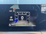 メーターディスプレイとセンターディスプレイを一体化した総合型インターフェイスディスプレイを採用、運転中もさまざまな情報に容易にアクセスすることができます。
