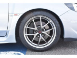 スバル認定中古車は商品として並べる前に、車の内装や外装、またエンジンルーム内もクリーニングをして御座います。さらに室内のにおいの除去と除菌をする光触媒スプレーを施工いたします。