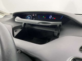 【グローブボックス】収納スペースも充実しております。