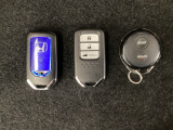 スマートキーを装備しています。鍵を差し込むことなくドアロックの開け閉めと、スタートボタン操作でのエンジンスタートができます。加えて、純正リモコンエンジンスターター用の操作キーもついています。