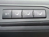 【運転席ポジションメモリー付パワーシート】ワンタッチで記憶させていたシートの前後・リクライニングはもちろん、シートリフターも備えます☆快適なドライブをお楽しみ下さい♪