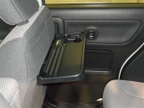 運転席シートの後ろに折りたたみ式のテーブルが付いているので飲み物や食べ物などを気軽におく事ができ、車内での休憩も快適です♪