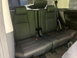 三席が横に並ぶ後方シートは、ヘッドレストを備えた落ち着きのあるつくりです。窓からの光も入り、複数人でのお出かけやご家族での移動に活用しやすい空間です。