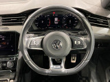 Volkswagen全車共通の上質な本革を使用した手触りのしっとりとしたステアリングです。唯一素肌が触れるハンドルは上位モデルと同じ握り心地になっております。