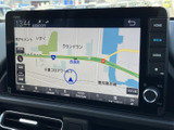 地図上に現在地や周辺の道路、地名が表示され、目的地までの道筋を確認しやすい画面です。拡大や詳細などの項目も並び、案内設定の操作も画面から行えます。