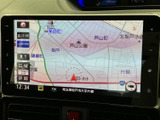 地図上に周辺の道路や地名が表示され、現在地を確認しながら目的地までの道順を把握できます。画面内の表示が整理されており、日常のお出かけにも役立ちます。
