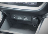 インパネ下方スペースにUSB電源&times;2装備、ナビとの接続USBジャックにもなっています、AUX音声入力もできます