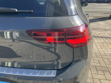 LEDテールランプ(ダイナミックターンインジケーター付き)特徴的な配光パターンによって後続車からの視認性が高まり、万一の追突の危険性を軽減します。