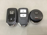 スマートキーを装備しています。鍵を差し込むことなくドアロックの開け閉めと、スタートボタン操作でのエンジンスタートができます。加えて、純正リモコンエンジンスターター用の操作キーもついています。