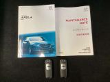 キーを携帯していればリクエストスイッチを押すだけでドアの開錠・施錠が可能です。しかもキーを差し込むことなくエンジンの始動・停止も可能です。取扱説明書・メンテナンスノートが揃っていますので安心です。