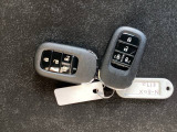 ☆スマートキー☆ドアの開錠・施錠はもちろんですが、エンジンをかけるときも鍵を取り出さなくて大丈夫ですよ♪両手に荷物をお持ちの時でも、大変便利で使い易い装備です☆