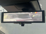 後部座席の人や、荷物に視界を邪魔されずに車両後方のカメラ映像をミラー面に映し出して、いつでもクリアな後方視界を確保する、インテリジェントルームミラーを装備しています。