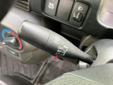 手元でワイパーの作動モードを選べるレバーを備え、雨天時の視界確保をサポートします。表示を確認しながら状況に合わせて扱いやすく、日常の運転にも便利な装備です。