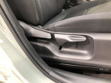 運転席シート座面は上下アジャスター付きです。お好みの位置に調整可能です。