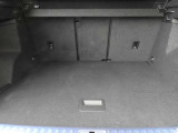 トランクの開口部は、ほとんど車体の全幅分が開く設計になっているので荷物の出し入れが非常にしやすくなっています。