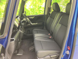 運転席と助手席が並ぶ前席は、座面と背もたれにゆとりを感じるつくりです。窓から外の様子を確認しやすく、運転する方も隣に乗る方も落ち着いて過ごせます。