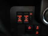 運転席からインパネ部のスイッチを押すだけで、両側スライドドアが自動で開閉します。