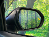 【ブラインドスポットモニター】走行中、ドアミラーの死角になりやすい箇所に後続車が接近するとサイドミラーのレンズに警告を表示!ドライバーに注意喚起をしてくれます。