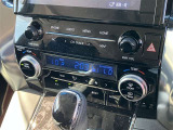 向かい側にサービス工場完備。車検・メンテもお任せください!