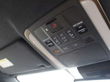 運転席の頭上(オーバーヘッドコンソール付近)にパワースライドドアのスイッチが有ります。
