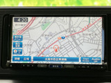 道路や周辺施設が表示された地図画面で、現在地を確認しながら目的地までのルートを把握できます。画面内の表示も見やすく、慣れない場所へ向かう際の道順確認にも役立つ便利な装備です。