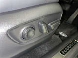 電動パワーシートです。 高級車によく付いてますね。 ポジションを細かく調整、出来るので長時間の運転もリラックスして出来ちゃいますね。