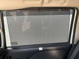 2列目への日差しをシャットアウトするロールサンシェードが付いてます。