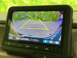後方の映像とガイド線が画面に表示され、駐車時に周囲との距離を確認する目安になります。車庫入れや狭い場所での後退時に、視認を助けてくれます。
