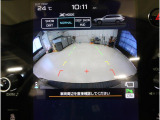 後方映像を11.6インチディスプレイに表示し、ステアリング連動ガイドラインが駐車をサポート。さらに後退時はリヤ4センサーが障害物を検知し、必要に応じてブレーキが作動します。