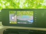 後方の映像に加えて車両周辺の表示もあり、駐車時に周囲の状況を確認する際に便利です。画面上のガイドと合わせて目安にでき、狭い場所での切り返しや駐車をサポートします。