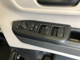 【窓操作部分】運転席のスイッチでは、すべてのウィンドーの開閉操作を行うことができます。