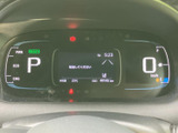 速度やシフト位置などをデジタル表示で確認でき、運転に必要な情報をひと目で把握しやすい構成です。表示がまとまっているため、走行中も確認しやすく便利です。
