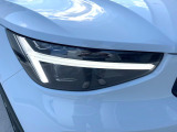 【LEDヘッドライト】悪天候や夜間走行時も良好な視界を確保し、安心して運転できる高輝度LEDヘッドライト!北欧神話に登場する「トールハンマー」をモチーフにした、一目でボルボとわかるデザインです。