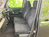 前席は左右の座席が並び、落ち着いた色合いのシートが車内にしっくりなじみます。視界を遮りにくいすっきりした印象で、運転席と助手席それぞれでゆったり過ごせます。