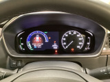 ハイブリット車専用のメーターです。右側の大型スピードメーターに加え、ステアリングスイッチを使って左のサブデスプレイで燃費や動力伝達などの情報が見れるようになっています。