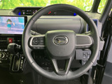 手元にスイッチを備え、運転姿勢を保ちながら各種機能にアクセスしやすい構成です。握りやすい形状で、前方を確認しながら手元の操作ができる使い勝手のよい装備です。