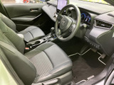運転席まわりは視界が広く、前方の確認をしやすい配置です。シートには表情の異なる生地が組み合わされ、足元もすっきり。乗り降りの際にも室内全体を見渡せます。