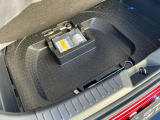 トランク下側にも少し荷物を収納することができます。